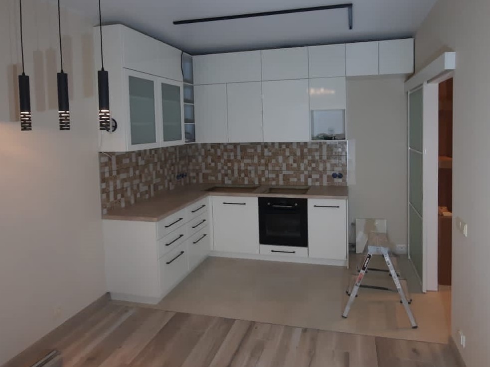 Белая угловая кухня с подстветкой